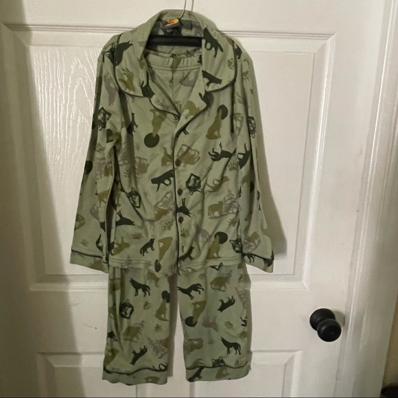 Bass Pro boys sz 7 PJ’s and robe set; 100% polyester; Green and brown wolf print - Picture 4 of 6